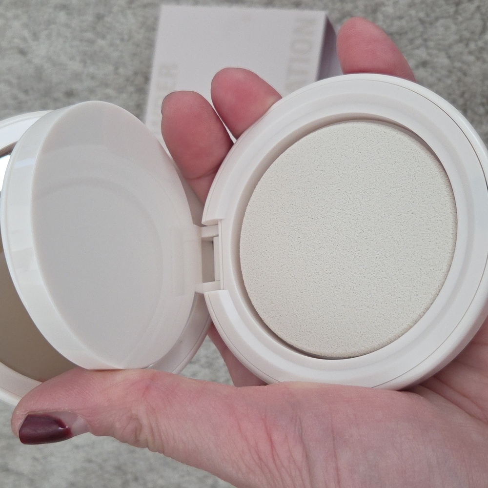 Kylie Cosmetics Natural Blur Powder Foundation - 3N - Picture 5 of 9